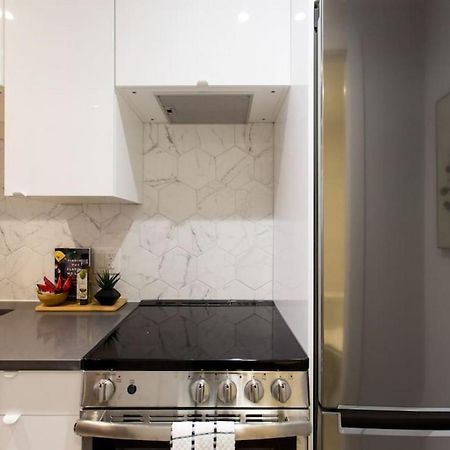 Palms Little Italy Studio With Full Bathroom By Denstays Montreal Bagian luar foto