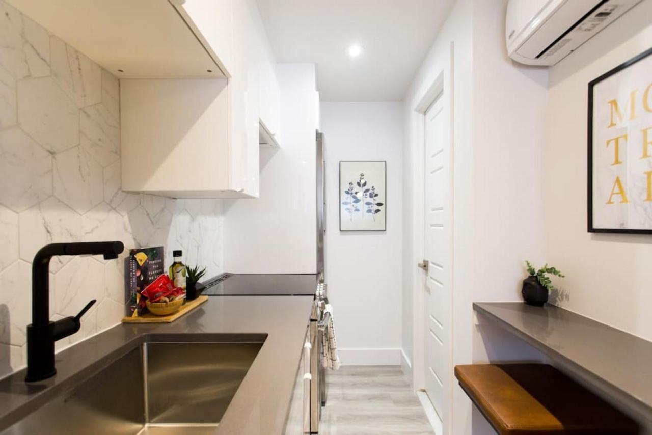 Palms Little Italy Studio With Full Bathroom By Denstays Montreal Bagian luar foto