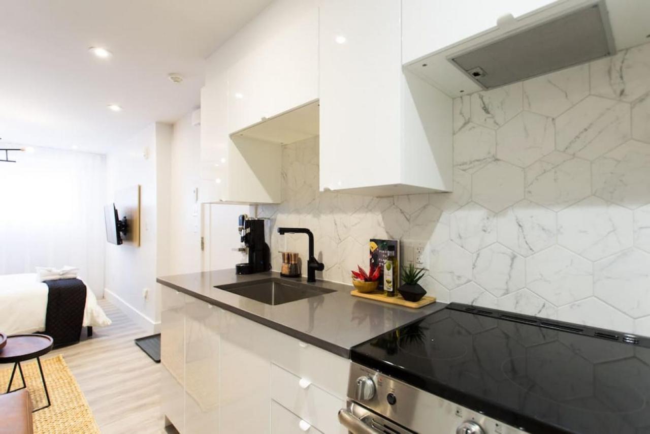 Palms Little Italy Studio With Full Bathroom By Denstays Montreal Bagian luar foto