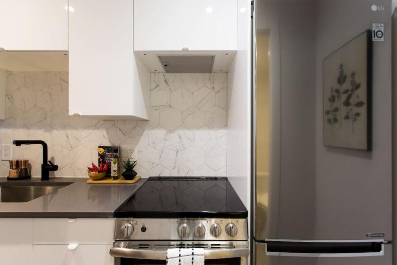 Palms Little Italy Studio With Full Bathroom By Denstays Montreal Bagian luar foto