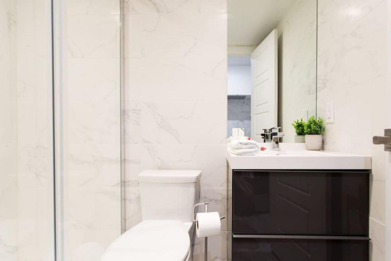 Palms Little Italy Studio With Full Bathroom By Denstays Montreal Bagian luar foto