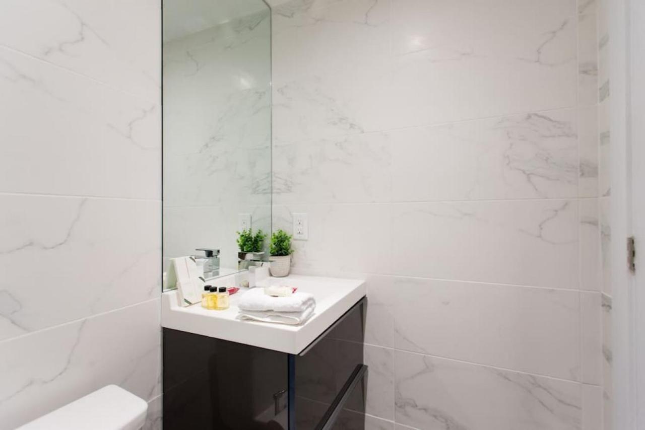 Palms Little Italy Studio With Full Bathroom By Denstays Montreal Bagian luar foto