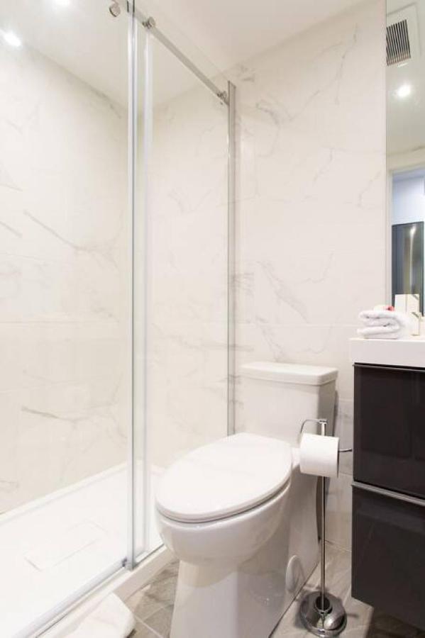 Palms Little Italy Studio With Full Bathroom By Denstays Montreal Bagian luar foto