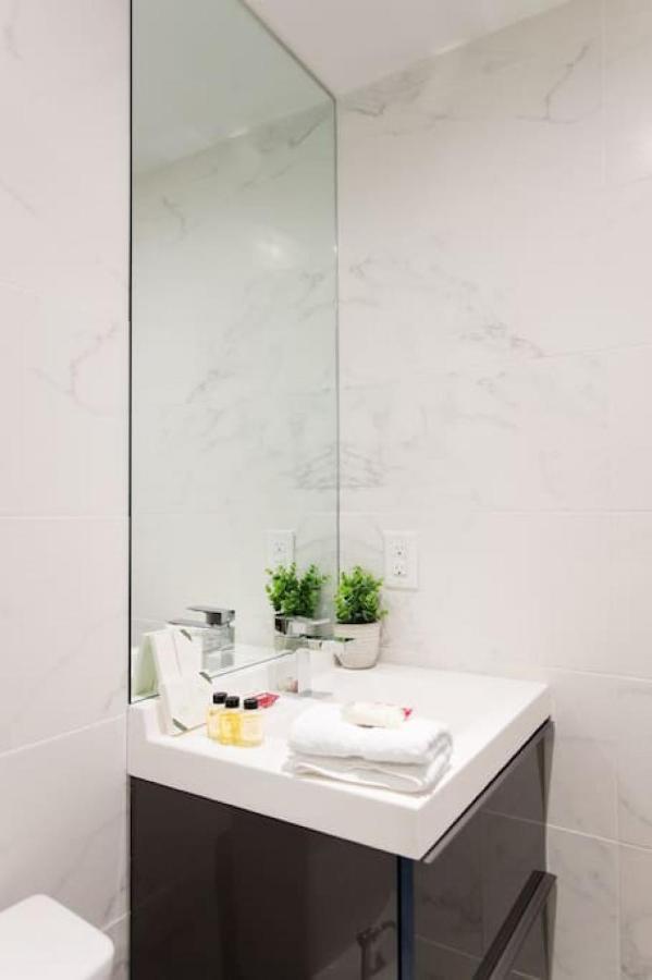 Palms Little Italy Studio With Full Bathroom By Denstays Montreal Bagian luar foto