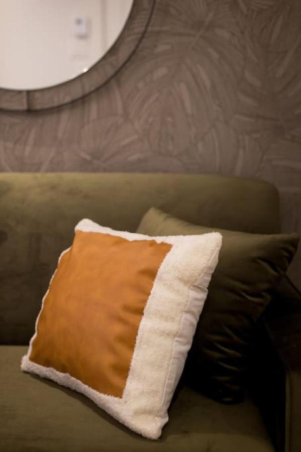Palms Little Italy Studio With Full Bathroom By Denstays Montreal Bagian luar foto
