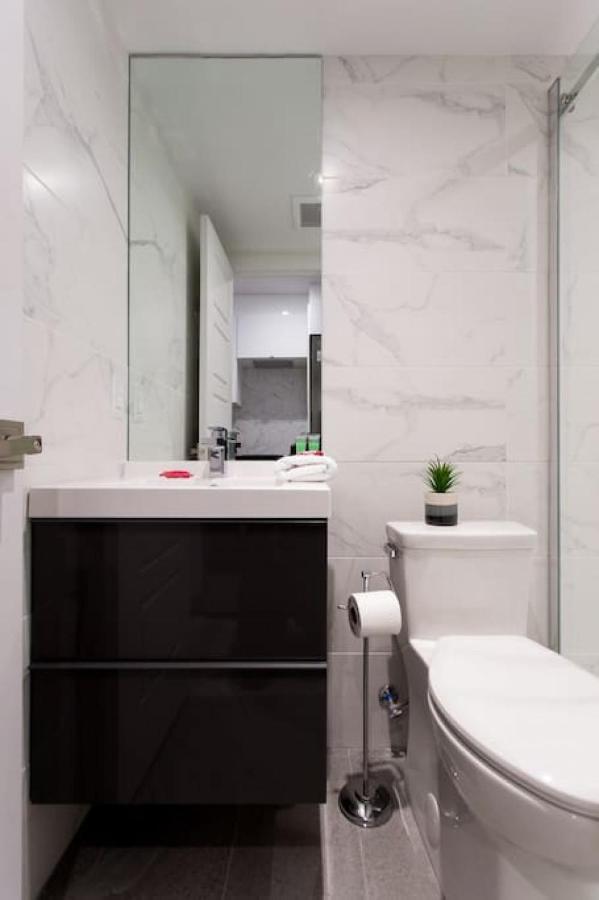Palms Little Italy Studio With Full Bathroom By Denstays Montreal Bagian luar foto
