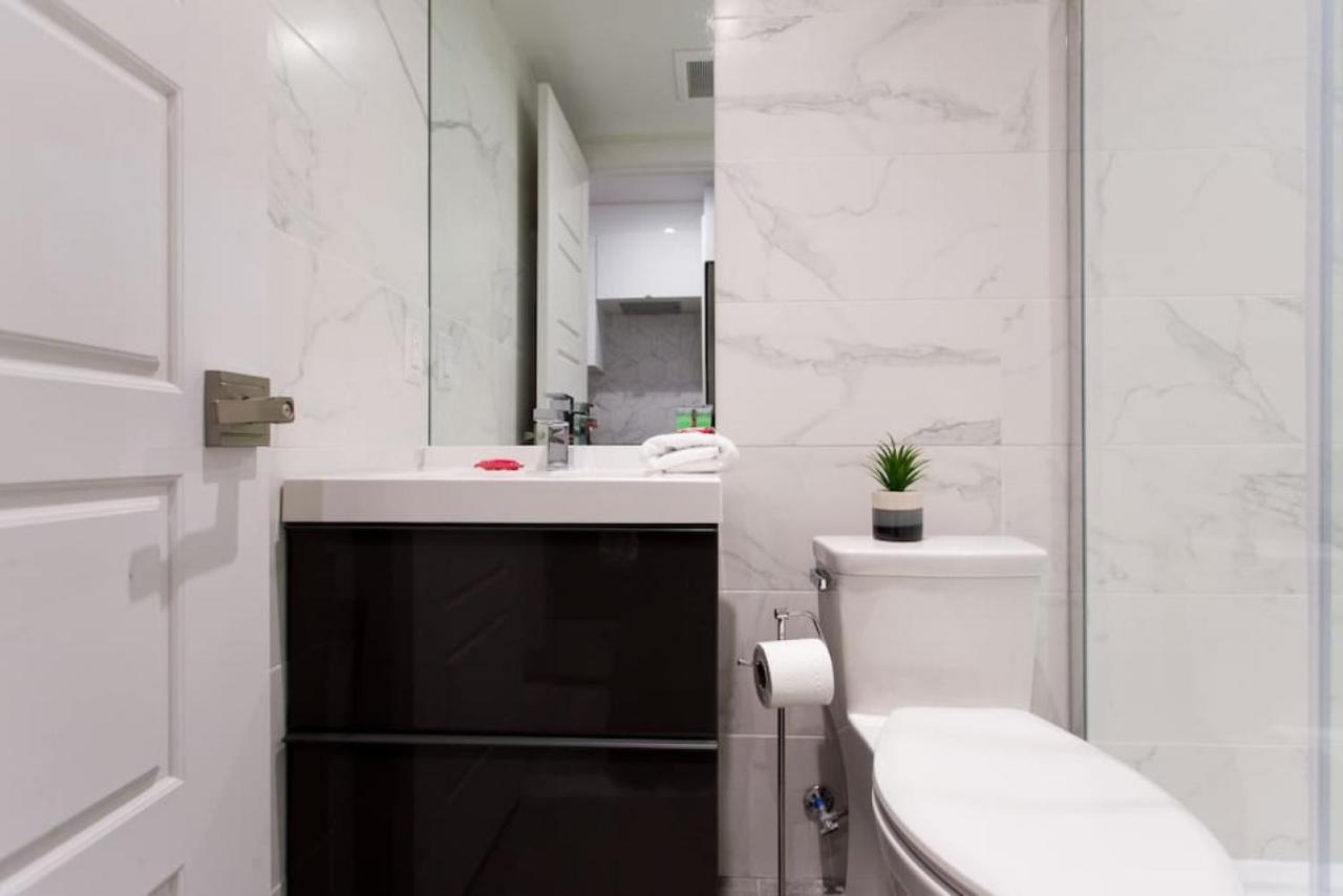 Palms Little Italy Studio With Full Bathroom By Denstays Montreal Bagian luar foto