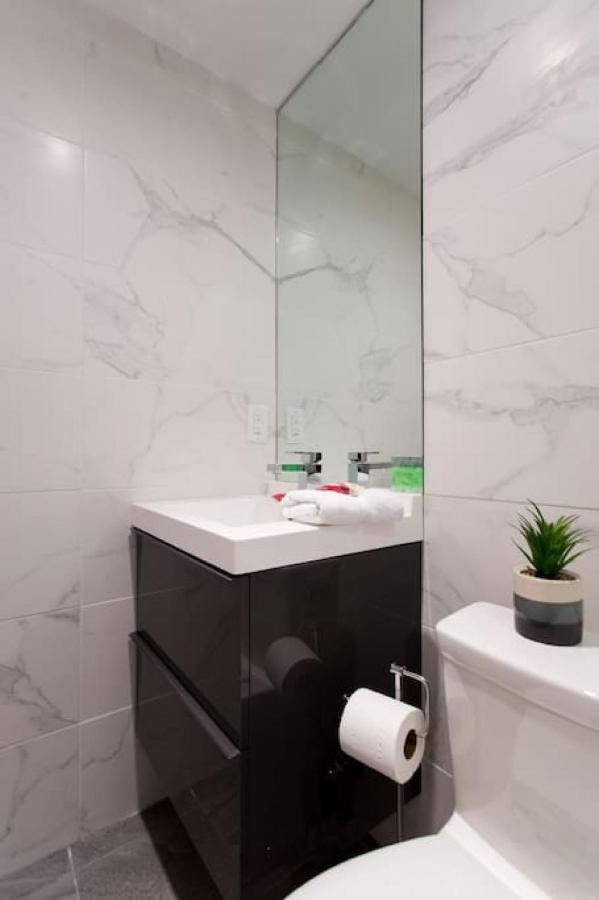 Palms Little Italy Studio With Full Bathroom By Denstays Montreal Bagian luar foto
