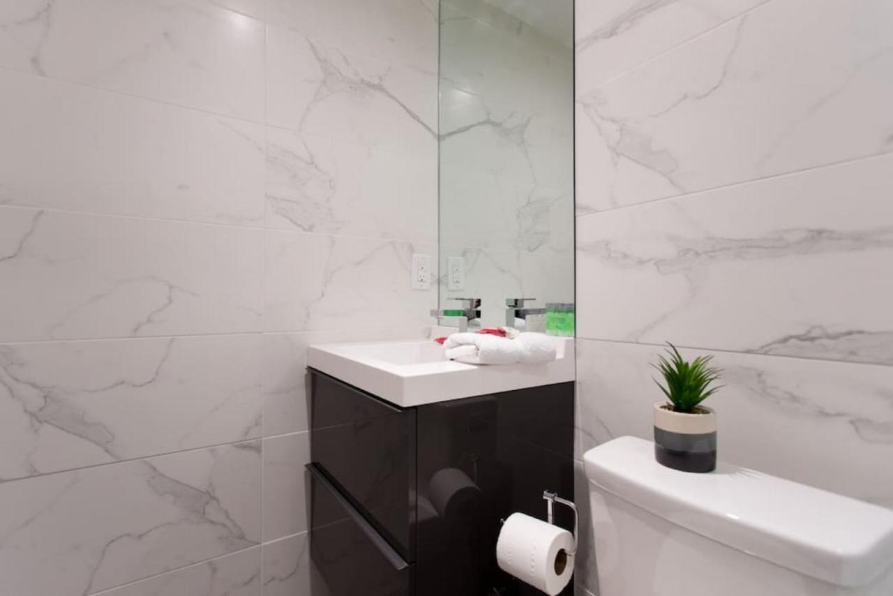 Palms Little Italy Studio With Full Bathroom By Denstays Montreal Bagian luar foto