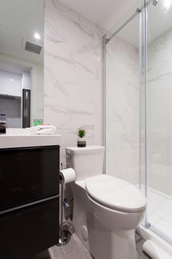 Palms Little Italy Studio With Full Bathroom By Denstays Montreal Bagian luar foto